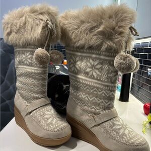 Elegant Beige Winter Boots with Faux Fur